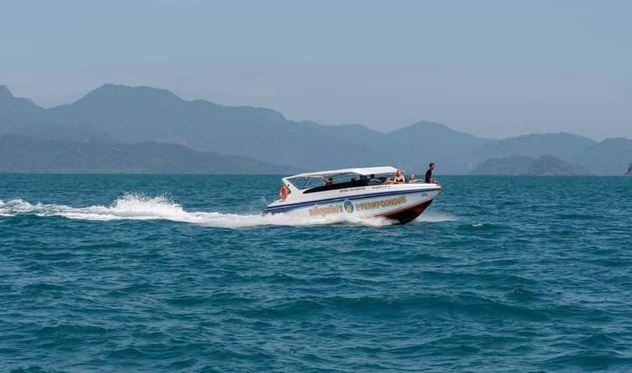 Doha: Speed Boat Adventure – 1 Hour Thrill Ride - From Doha hotels or the airport to the Gulf
