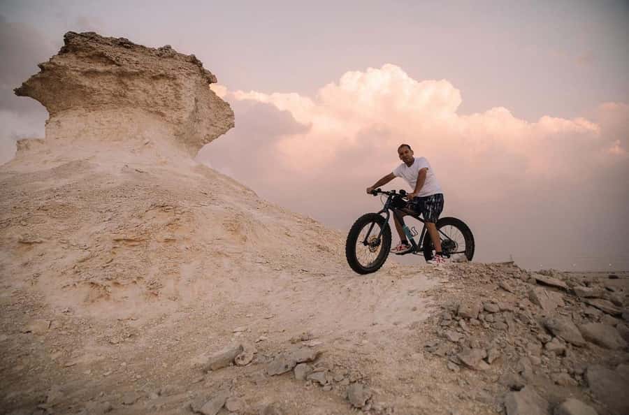 Qatar: Combo Tour of the North and West with Pickup - Al Shamal views and the long transfer west